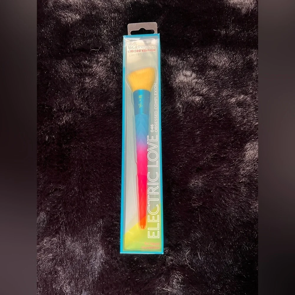Real Techniques Electric Love Limited Edition Makeup Brush Blush & Complexion
